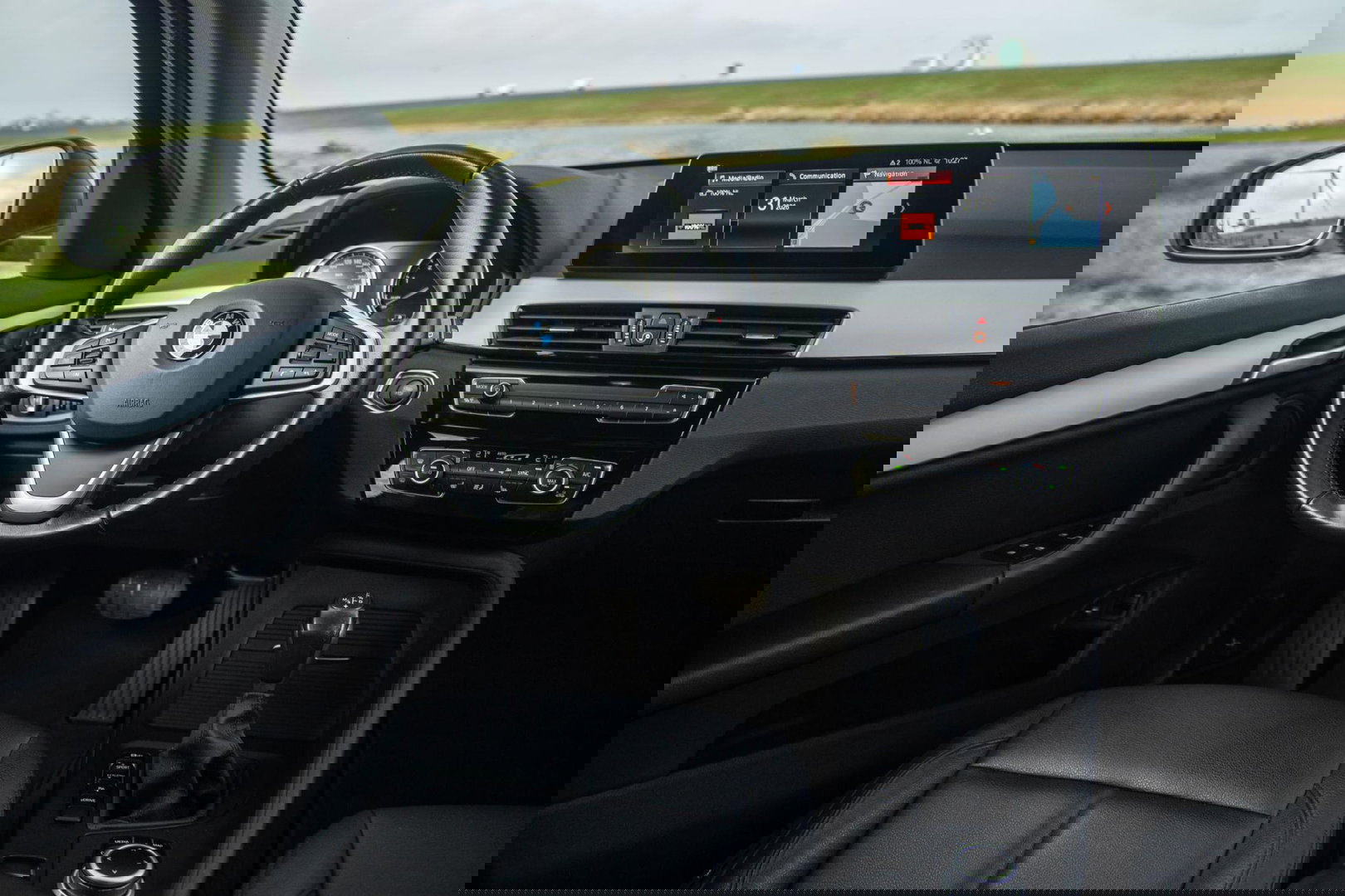 BMW X1 xDrive25e Executive BLACK LINE / CAMERA / CARPLAY / HEAD UP DISPLAY / LEDER / LED / CRUISE CONTROLE / STOELVERWARMING