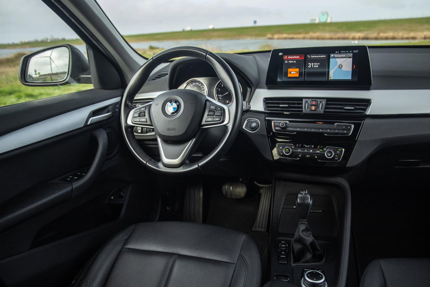 BMW X1 xDrive25e Executive BLACK LINE / CAMERA / CARPLAY / HEAD UP DISPLAY / LEDER / LED / CRUISE CONTROLE / STOELVERWARMING