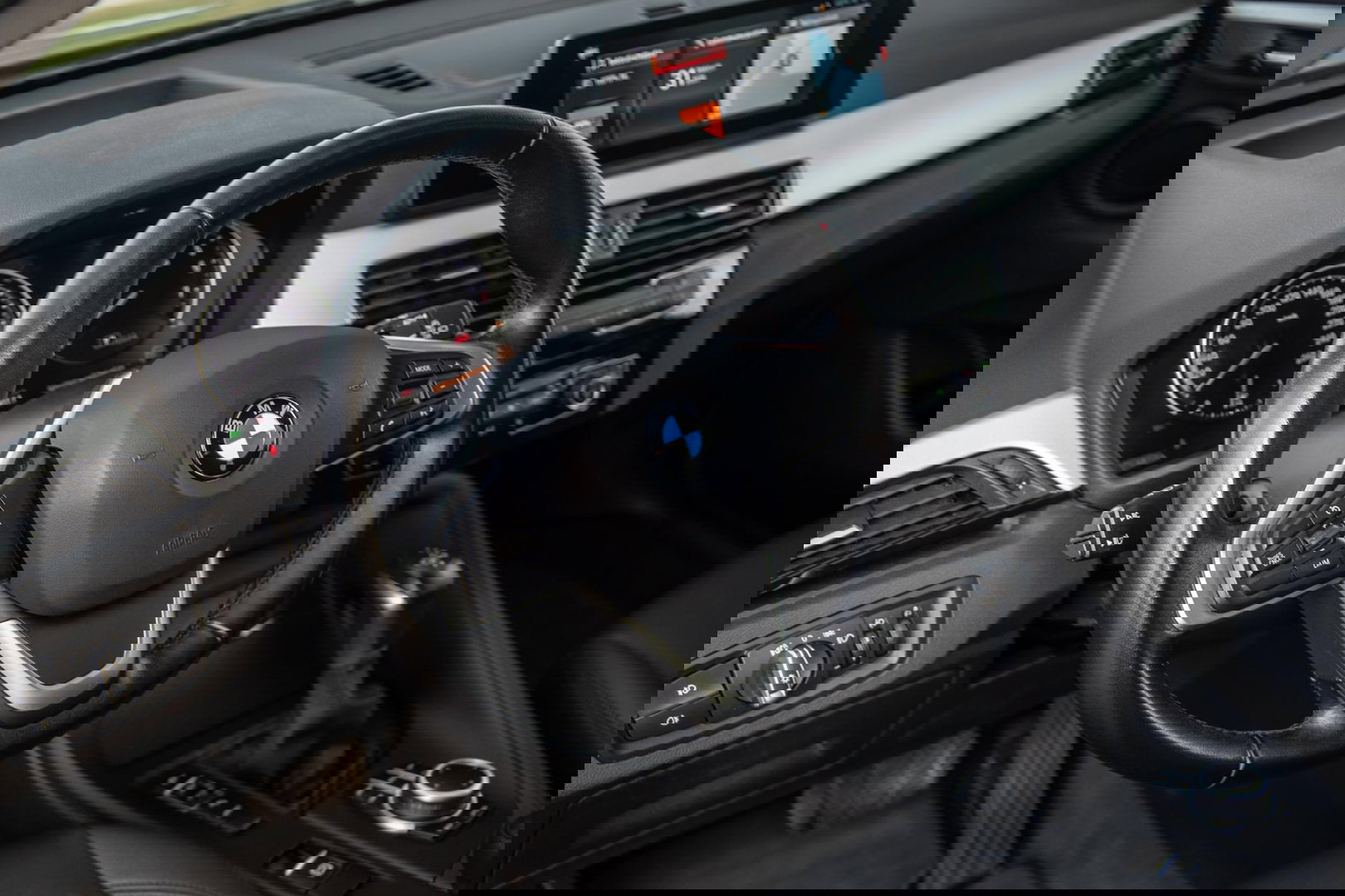 BMW X1 xDrive25e Executive BLACK LINE / CAMERA / CARPLAY / HEAD UP DISPLAY / LEDER / LED / CRUISE CONTROLE / STOELVERWARMING