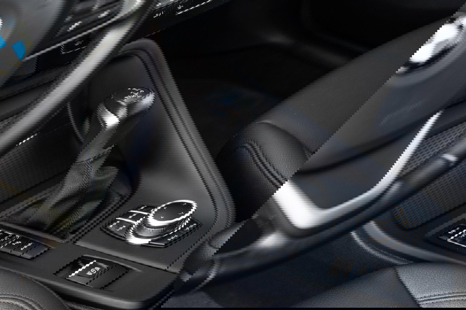 BMW X1 xDrive25e Executive BLACK LINE / CAMERA / CARPLAY / HEAD UP DISPLAY / LEDER / LED / CRUISE CONTROLE / STOELVERWARMING