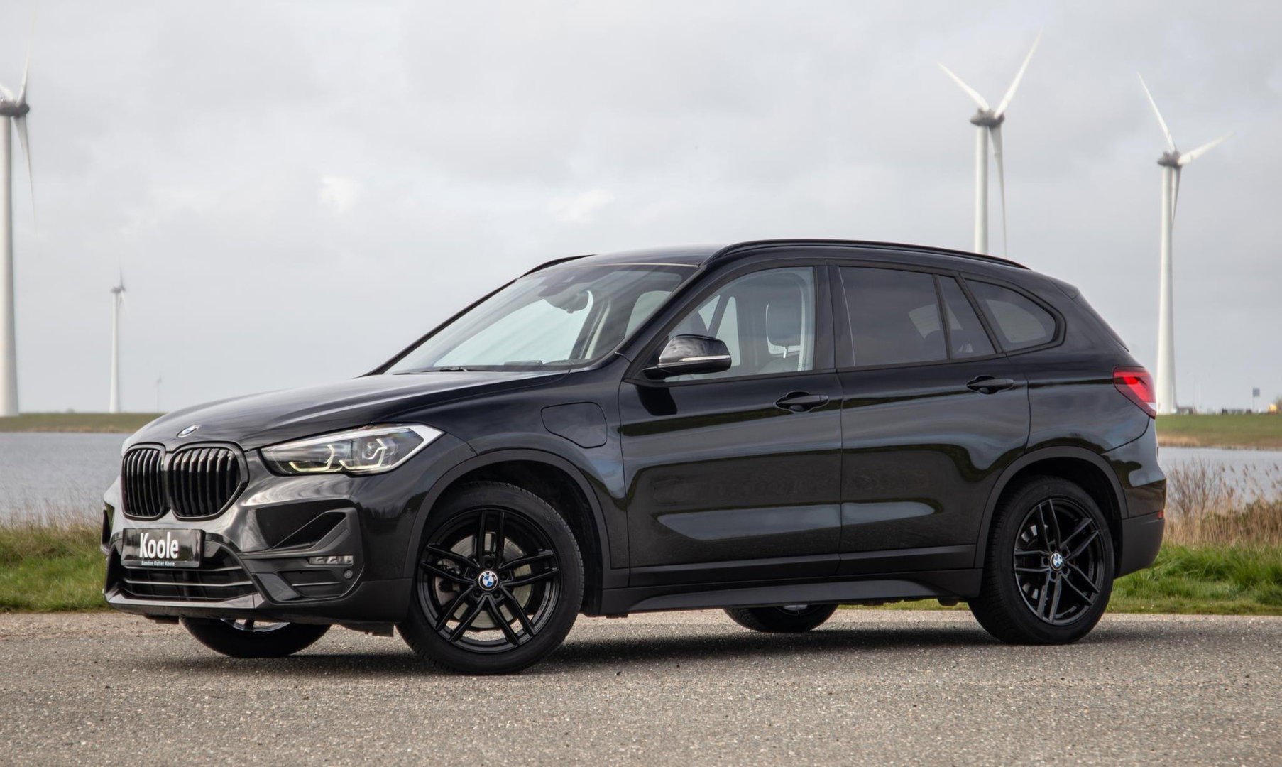 BMW X1 xDrive25e Executive BLACK LINE / CAMERA / CARPLAY / HEAD UP DISPLAY / LEDER / LED / CRUISE CONTROLE / STOELVERWARMING