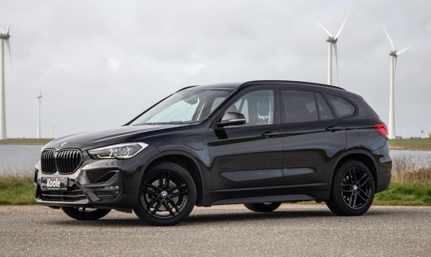 BMW X1 xDrive25e Executive BLACK LINE / CAMERA / CARPLAY / HEAD UP DISPLAY / LEDER / LED / CRUISE CONTROLE / STOELVERWARMING