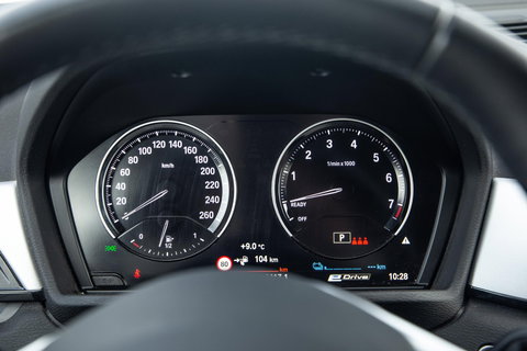 BMW X1 xDrive25e Executive BLACK LINE / CAMERA / CARPLAY / HEAD UP DISPLAY / LEDER / LED / CRUISE CONTROLE / STOELVERWARMING