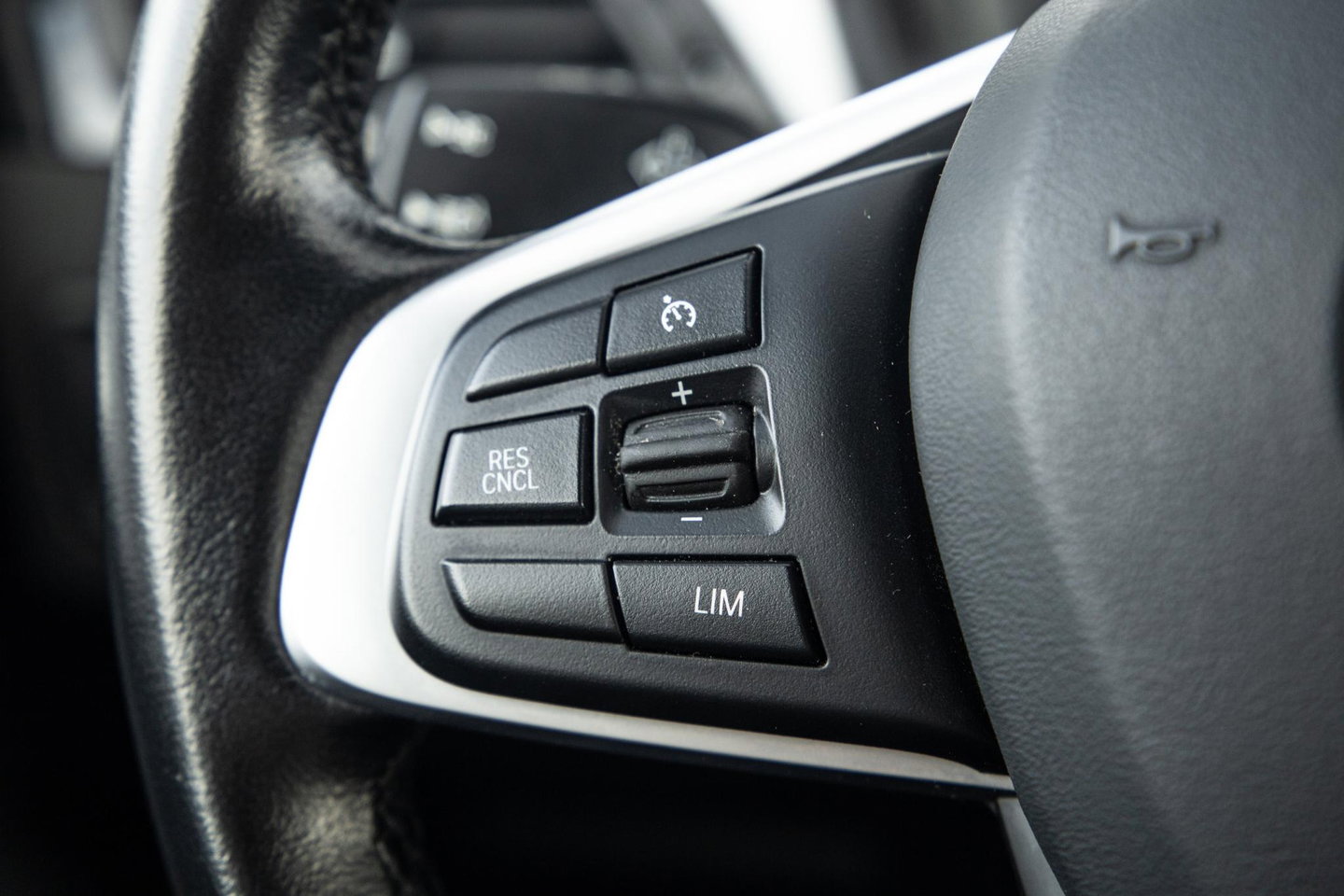 BMW X1 xDrive25e Executive BLACK LINE / CAMERA / CARPLAY / HEAD UP DISPLAY / LEDER / LED / CRUISE CONTROLE / STOELVERWARMING