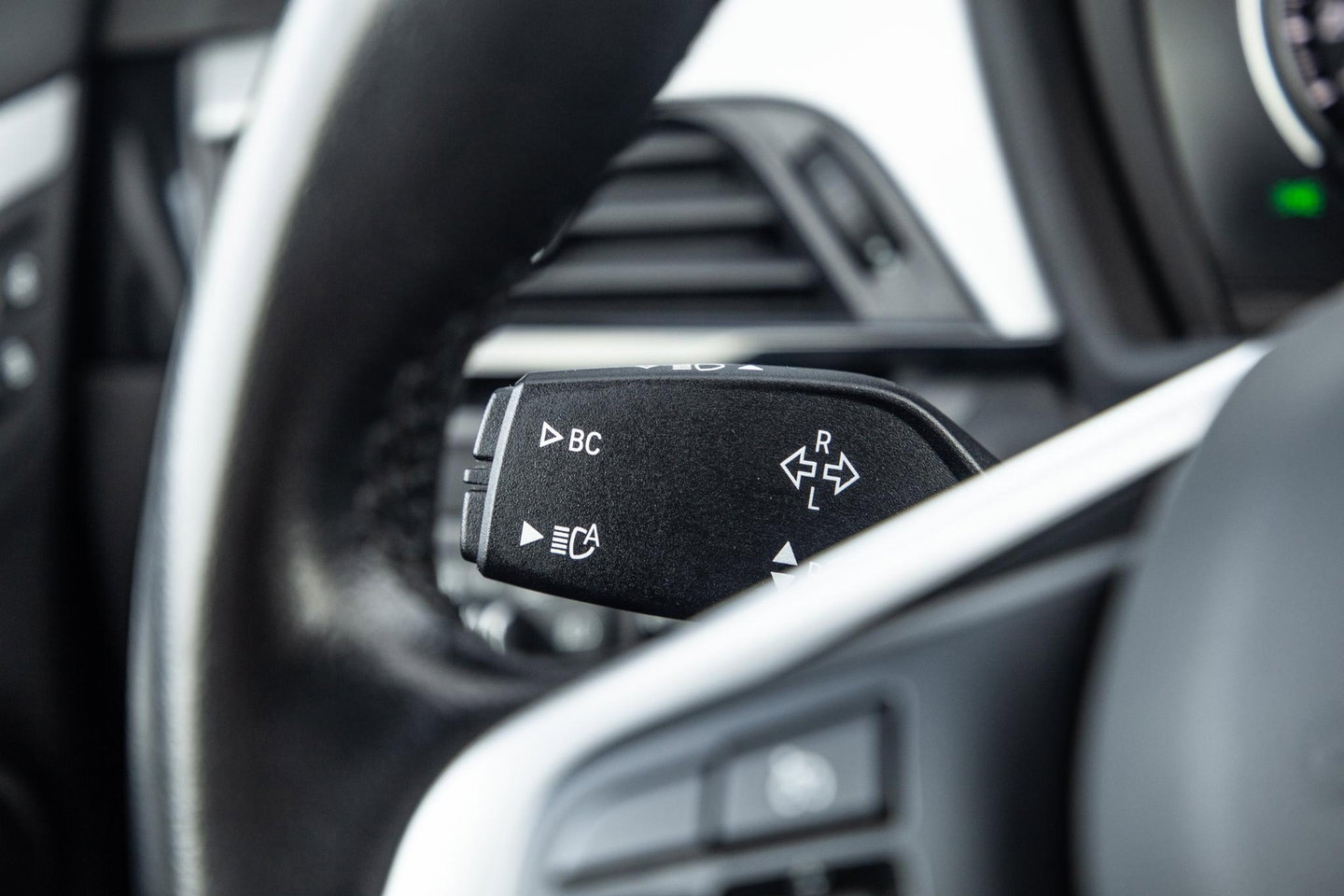 BMW X1 xDrive25e Executive BLACK LINE / CAMERA / CARPLAY / HEAD UP DISPLAY / LEDER / LED / CRUISE CONTROLE / STOELVERWARMING