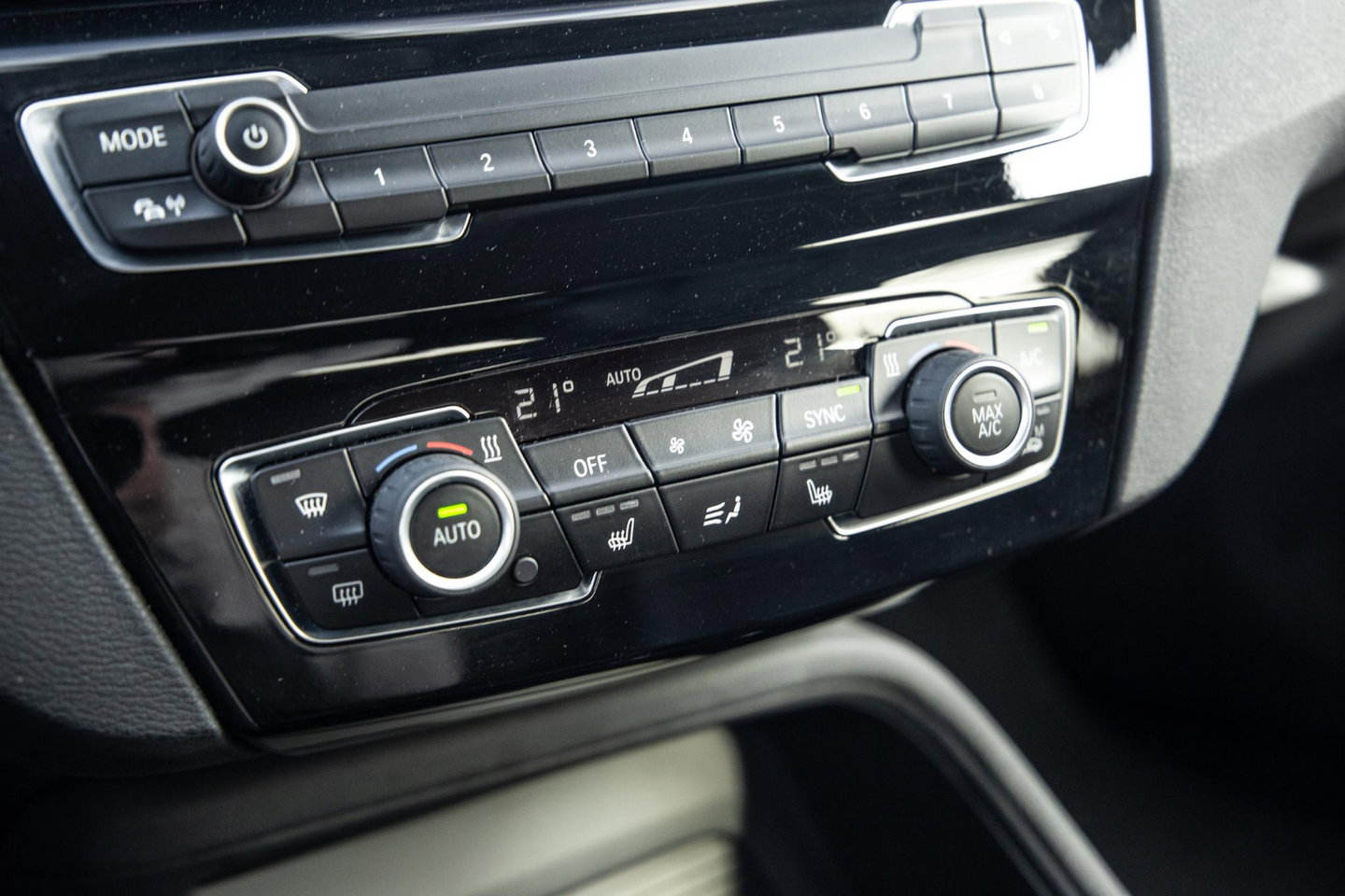 BMW X1 xDrive25e Executive BLACK LINE / CAMERA / CARPLAY / HEAD UP DISPLAY / LEDER / LED / CRUISE CONTROLE / STOELVERWARMING