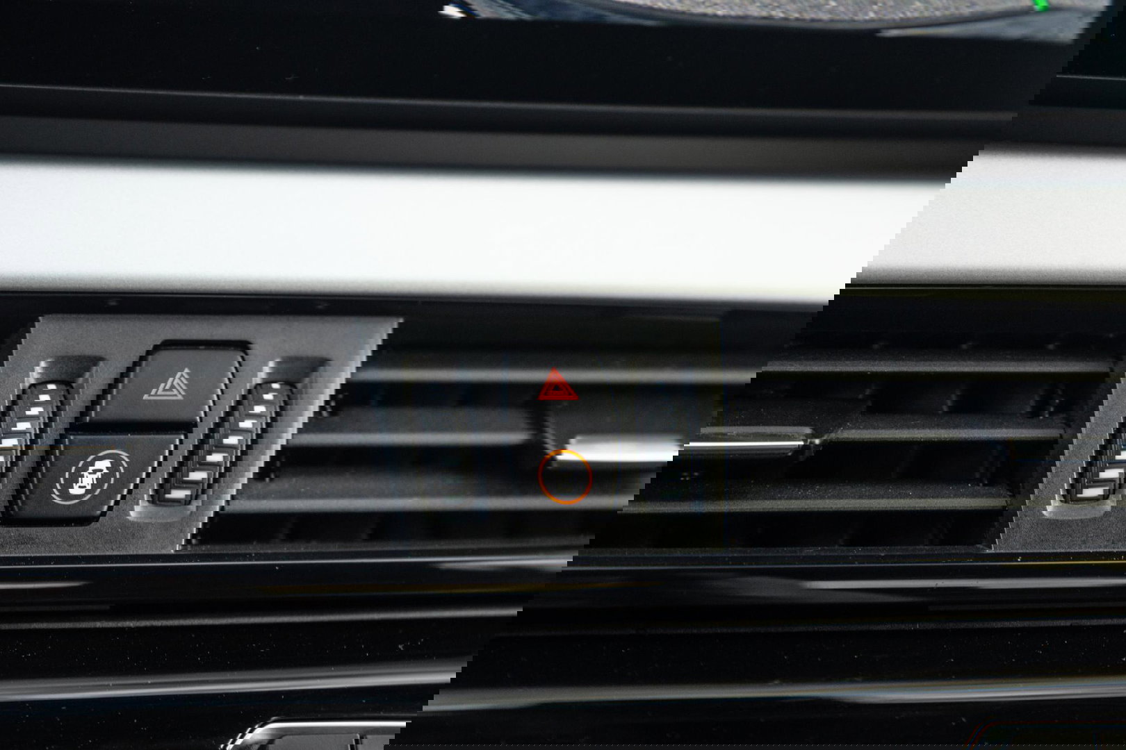 BMW X1 xDrive25e Executive BLACK LINE / CAMERA / CARPLAY / HEAD UP DISPLAY / LEDER / LED / CRUISE CONTROLE / STOELVERWARMING