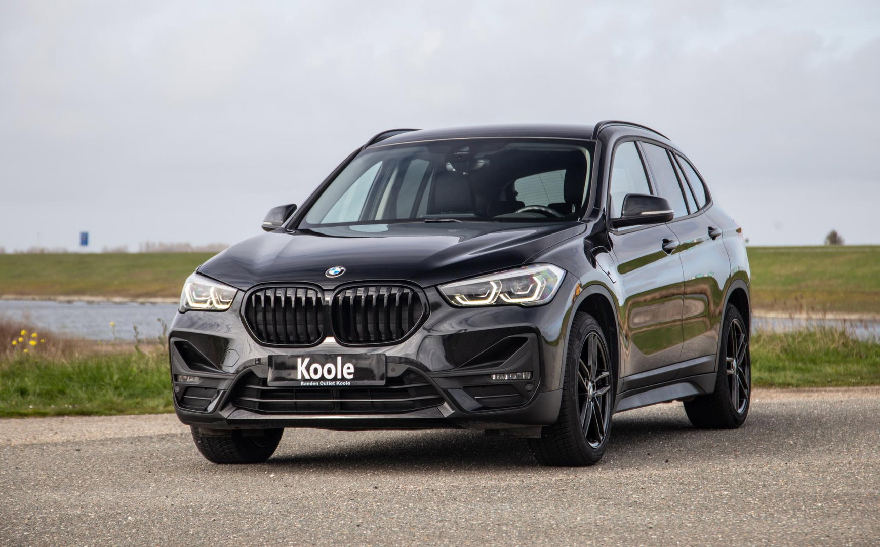 BMW X1 xDrive25e Executive BLACK LINE / CAMERA / CARPLAY / HEAD UP DISPLAY / LEDER / LED / CRUISE CONTROLE / STOELVERWARMING