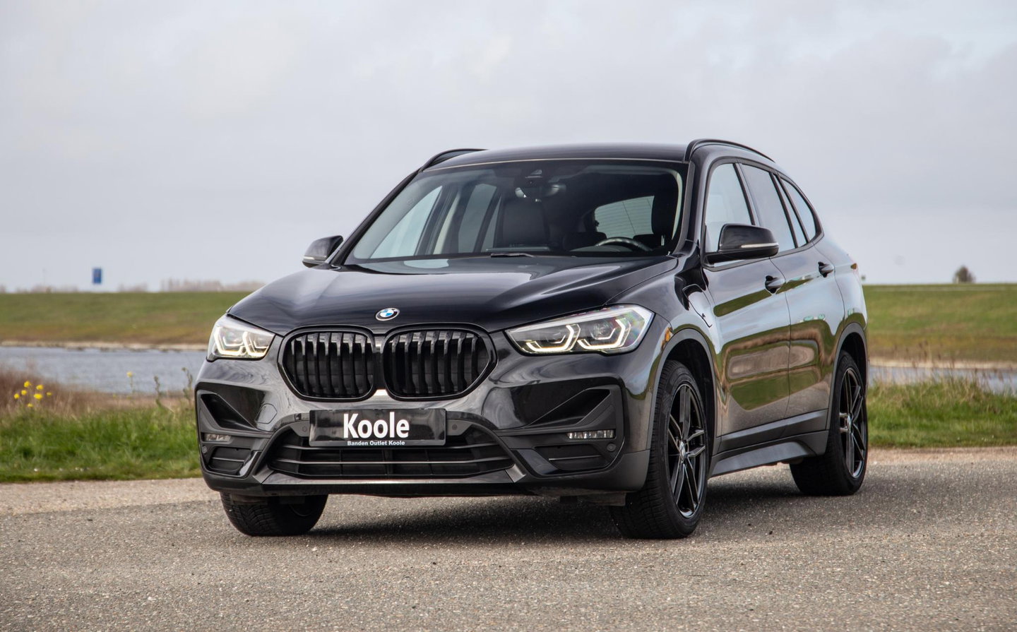 BMW X1 xDrive25e Executive BLACK LINE / CAMERA / CARPLAY / HEAD UP DISPLAY / LEDER / LED / CRUISE CONTROLE / STOELVERWARMING