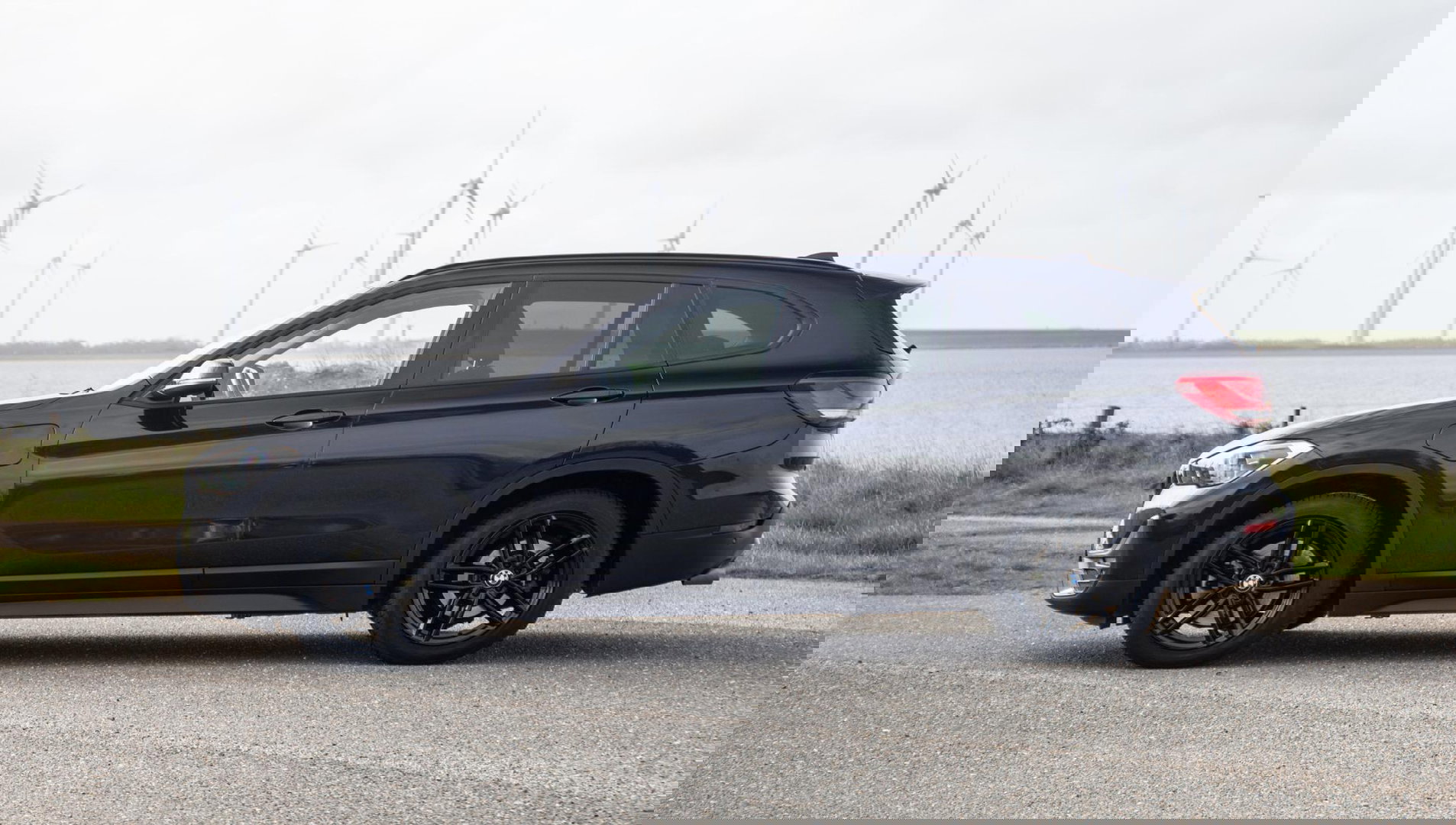 BMW X1 xDrive25e Executive BLACK LINE / CAMERA / CARPLAY / HEAD UP DISPLAY / LEDER / LED / CRUISE CONTROLE / STOELVERWARMING