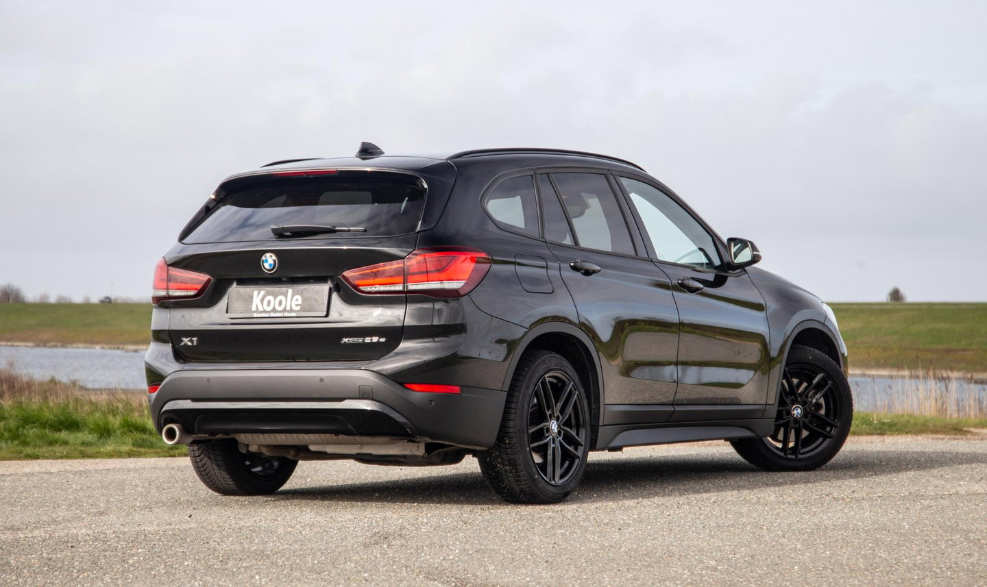 BMW X1 xDrive25e Executive BLACK LINE / CAMERA / CARPLAY / HEAD UP DISPLAY / LEDER / LED / CRUISE CONTROLE / STOELVERWARMING