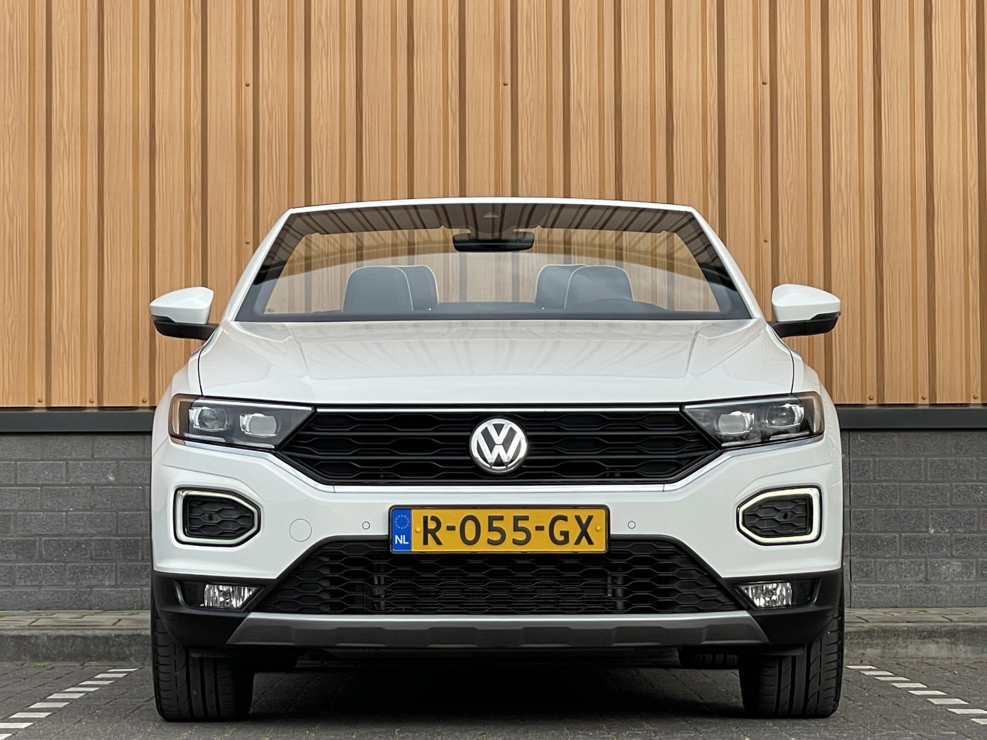 Volkswagen T-Roc Cabrio 1.5 TSI R-Line | Adaptive Cruise Control | Stoelverwarming | Stuurwielverwarming | Apple carplay | Android Auto | Lichtmetaal |