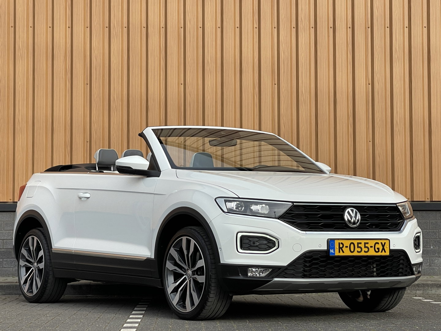 Volkswagen T-Roc Cabrio 1.5 TSI R-Line | Adaptive Cruise Control | Stoelverwarming | Stuurwielverwarming | Apple carplay | Android Auto | Lichtmetaal |