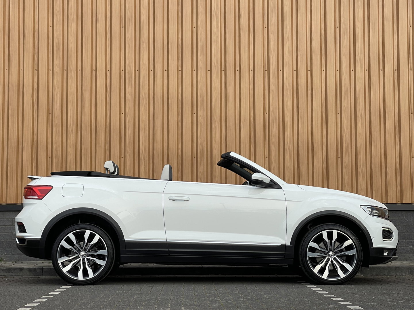 Volkswagen T-Roc Cabrio 1.5 TSI R-Line | Adaptive Cruise Control | Stoelverwarming | Stuurwielverwarming | Apple carplay | Android Auto | Lichtmetaal |