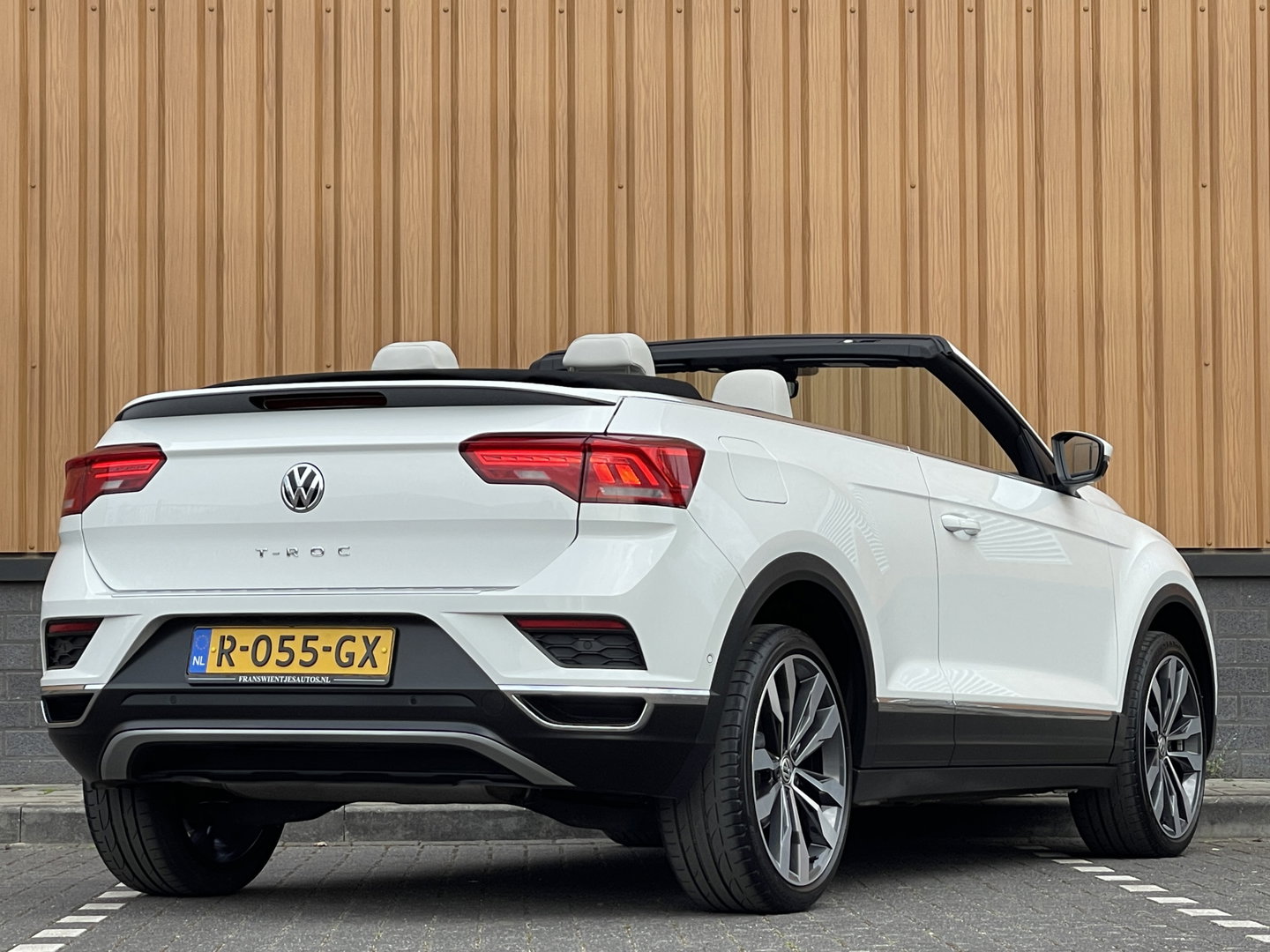 Volkswagen T-Roc Cabrio 1.5 TSI R-Line | Adaptive Cruise Control | Stoelverwarming | Stuurwielverwarming | Apple carplay | Android Auto | Lichtmetaal |