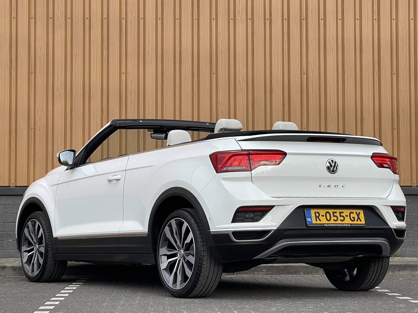 Volkswagen T-Roc Cabrio 1.5 TSI R-Line | Adaptive Cruise Control | Stoelverwarming | Stuurwielverwarming | Apple carplay | Android Auto | Lichtmetaal |
