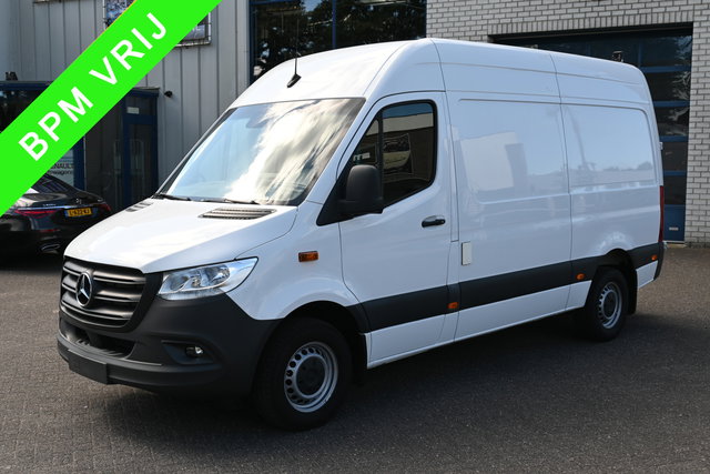 Mercedes-Benz Sprinter - 319 CDI 3.0 V6 L2H2 3500 kg Trekhaak, Geveerde stoelen, MBUX navigatie en camera