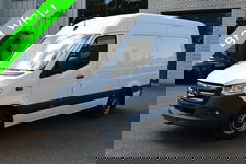 Mercedes-Benz Sprinter - 319 CDI 3.0 V6 L2H2 3500 kg Trekhaak, Geveerde stoelen, MBUX navigatie en camera