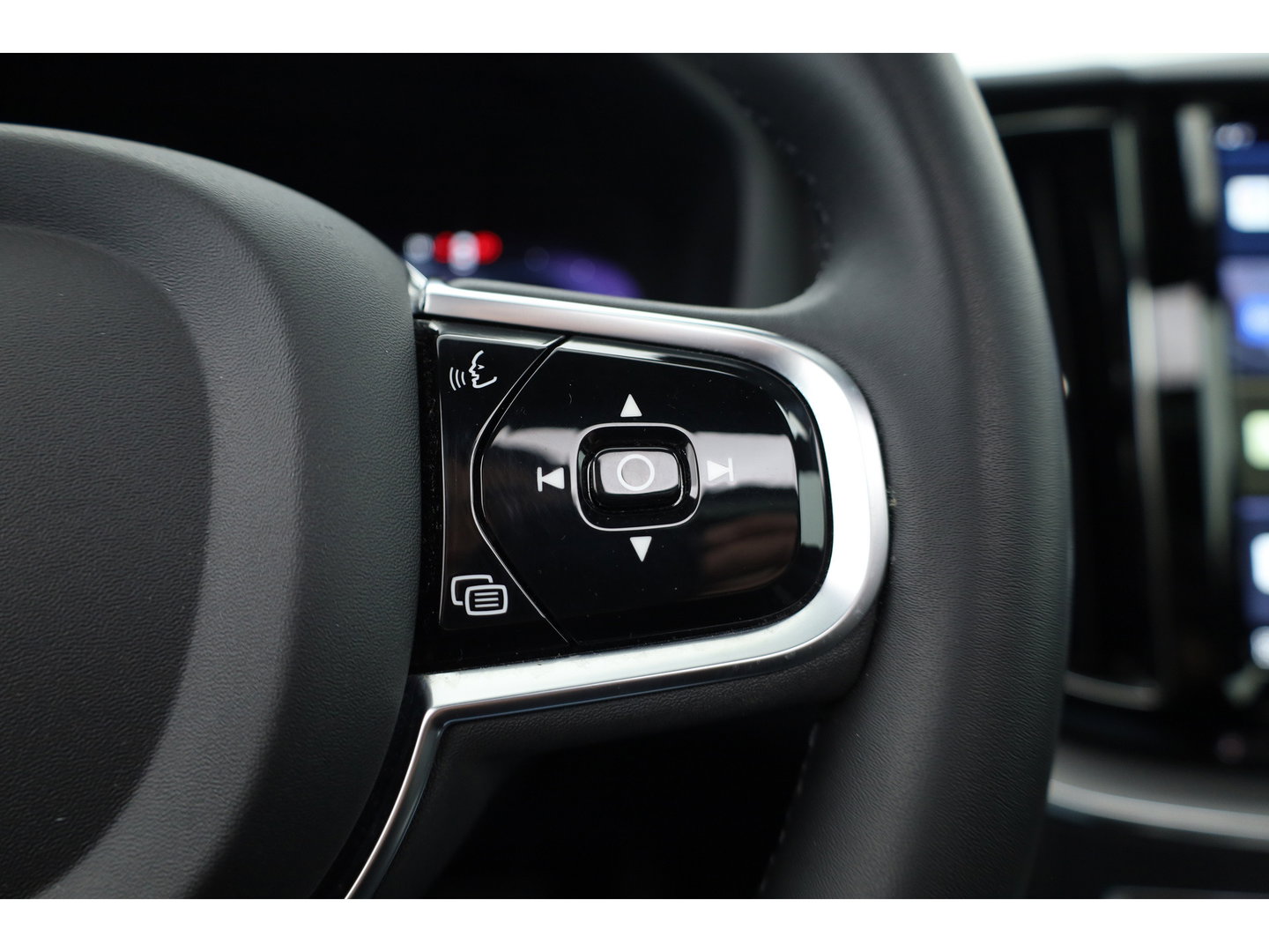 Volvo XC60 T6 Plug-in hybrid Plus Dark | Pano | Memory seats | 360cam | Elek. Trekhaak | 20'' | Pilot Assist | Stoel- Stuurverw.