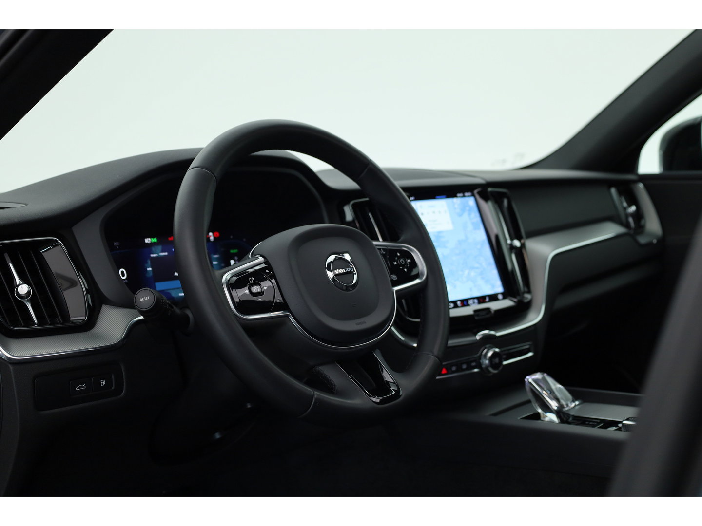 Volvo XC60 T6 Plug-in hybrid Plus Dark | Pano | Memory seats | 360cam | Elek. Trekhaak | 20'' | Pilot Assist | Stoel- Stuurverw.