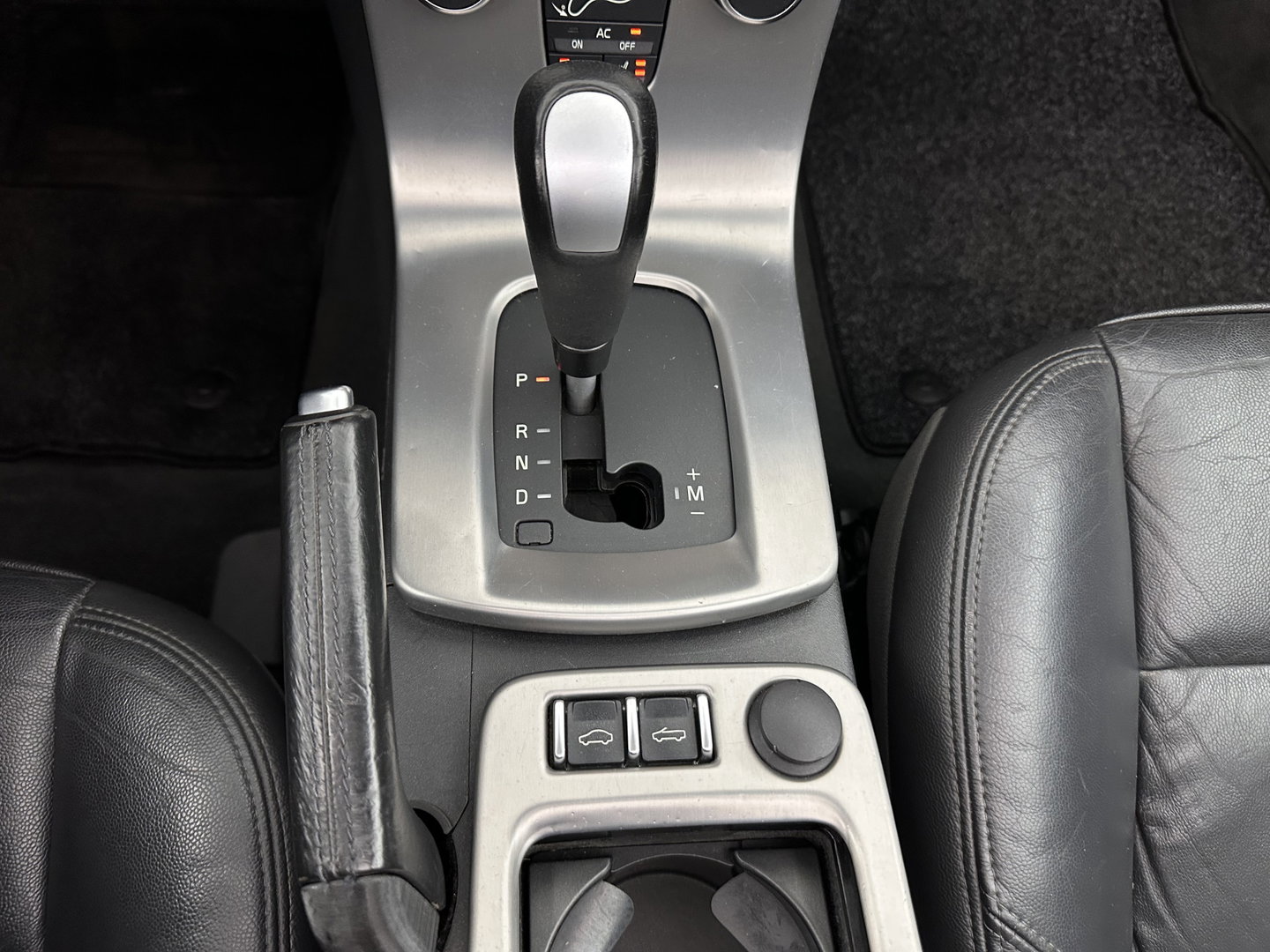 Volvo C70 Convertible 2.4 D5 Kinetic Aut. *LEATHER | XENON | MEMORY-PACK | HEATED-COMFORTSEATS | CARPLAY | ECC | PDC | CRUISE | 17''ALU | TOWBAR*