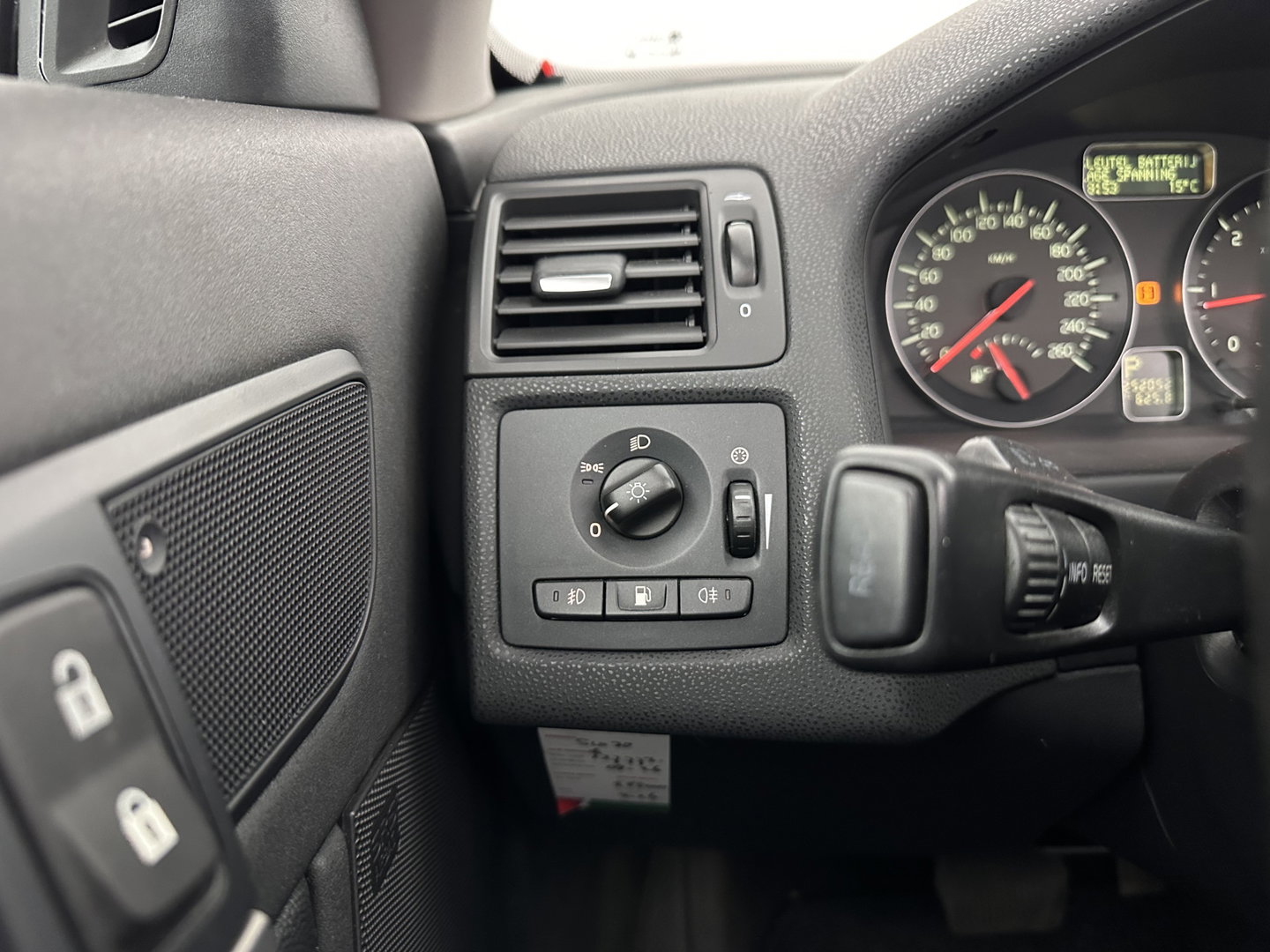 Volvo C70 Convertible 2.4 D5 Kinetic Aut. *LEATHER | XENON | MEMORY-PACK | HEATED-COMFORTSEATS | CARPLAY | ECC | PDC | CRUISE | 17''ALU | TOWBAR*