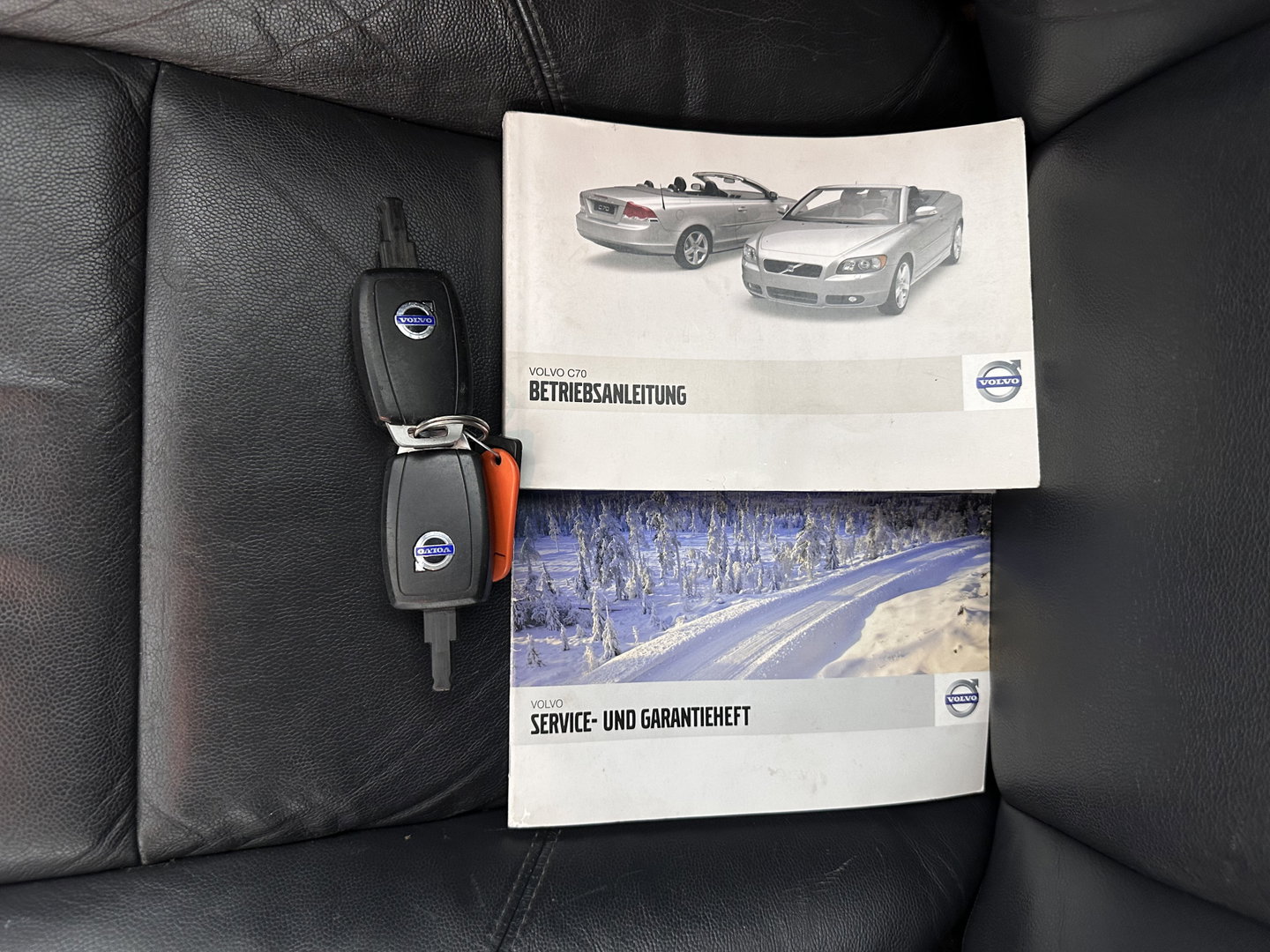 Volvo C70 Convertible 2.4 D5 Kinetic Aut. *LEATHER | XENON | MEMORY-PACK | HEATED-COMFORTSEATS | CARPLAY | ECC | PDC | CRUISE | 17''ALU | TOWBAR*