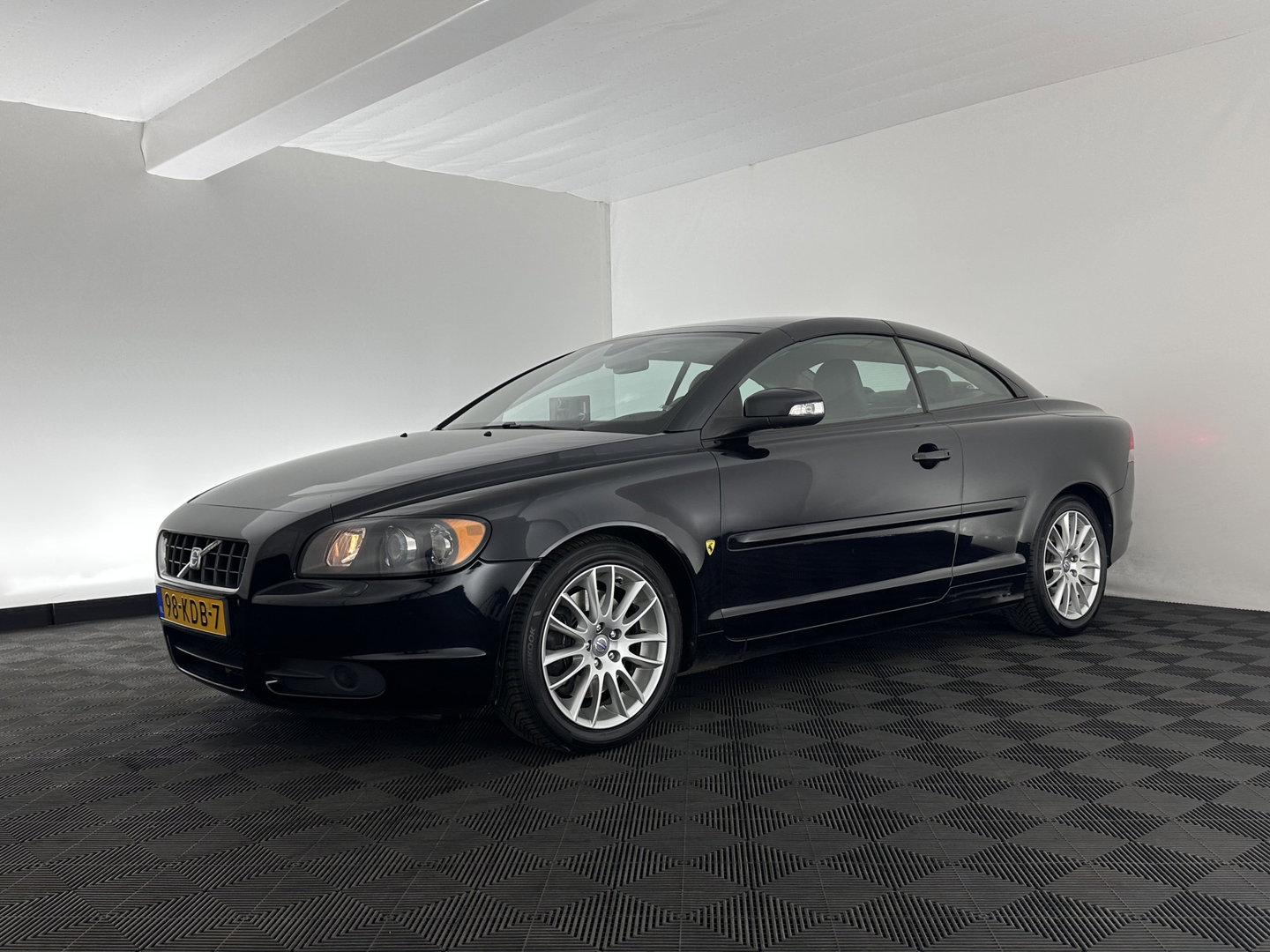 Volvo C70 Convertible 2.4 D5 Kinetic Aut. *LEATHER | XENON | MEMORY-PACK | HEATED-COMFORTSEATS | CARPLAY | ECC | PDC | CRUISE | 17''ALU | TOWBAR*