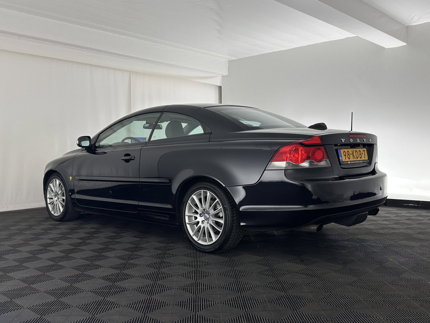 Volvo C70 Convertible 2.4 D5 Kinetic Aut. *LEATHER | XENON | MEMORY-PACK | HEATED-COMFORTSEATS | CARPLAY | ECC | PDC | CRUISE | 17''ALU | TOWBAR*