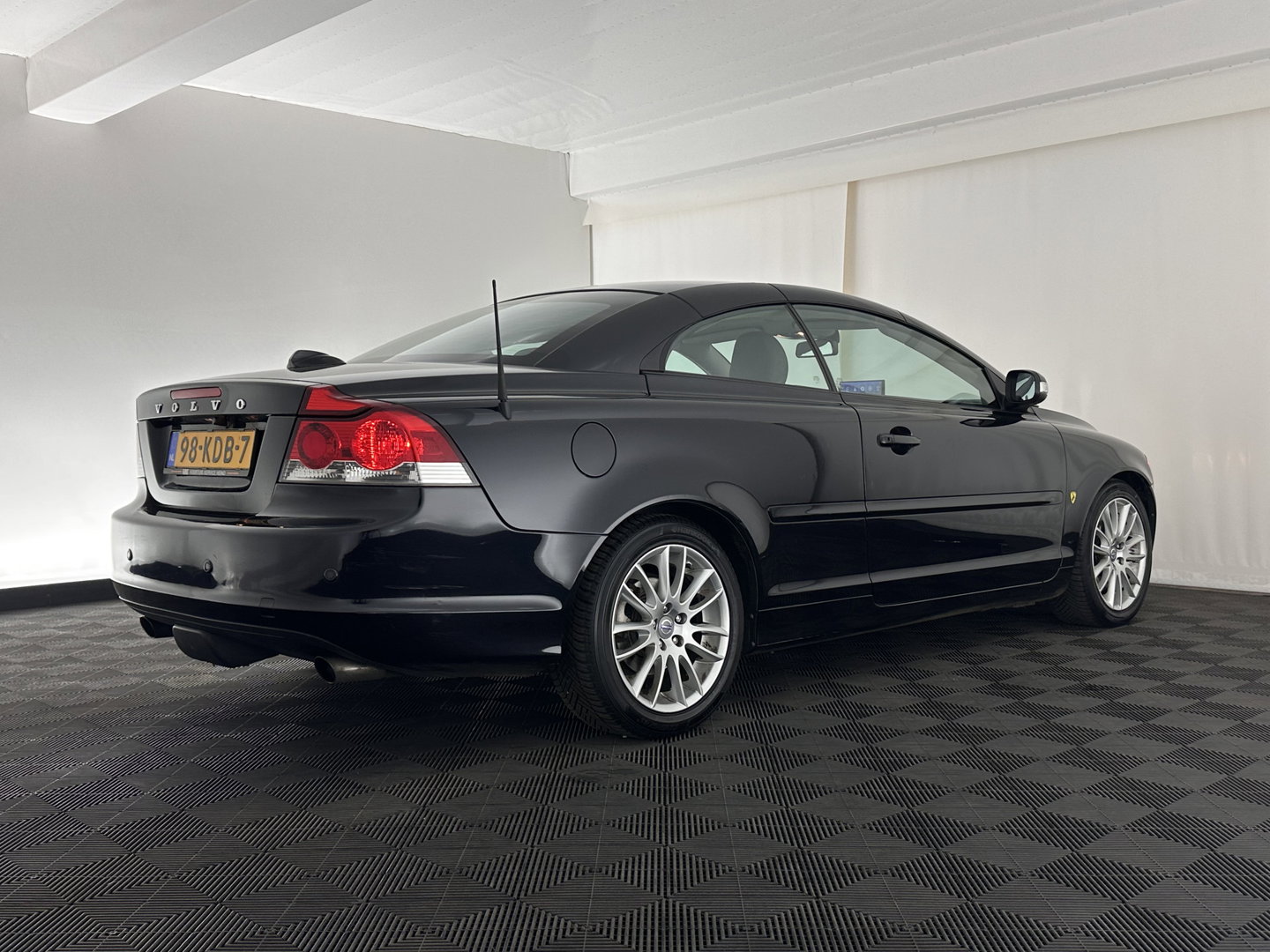 Volvo C70 Convertible 2.4 D5 Kinetic Aut. *LEATHER | XENON | MEMORY-PACK | HEATED-COMFORTSEATS | CARPLAY | ECC | PDC | CRUISE | 17''ALU | TOWBAR*