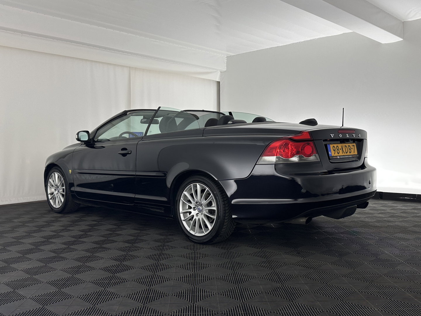 Volvo C70 Convertible 2.4 D5 Kinetic Aut. *LEATHER | XENON | MEMORY-PACK | HEATED-COMFORTSEATS | CARPLAY | ECC | PDC | CRUISE | 17''ALU | TOWBAR*