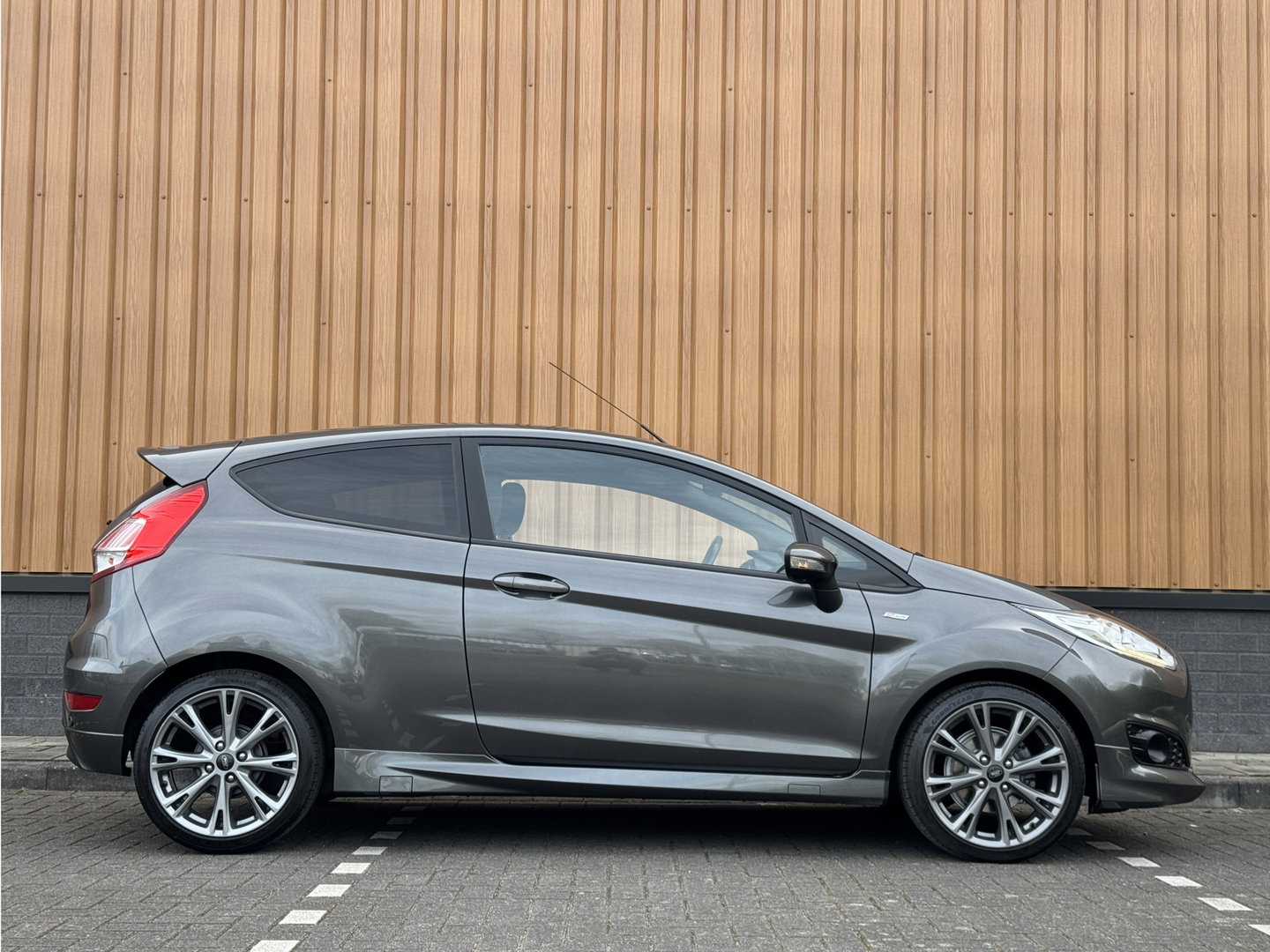 Ford Fiesta 1.0 EcoBoost ST Line | Origineel Nederlands | 126 PK! | Navigatie | Bluetooth | Parkeersensoren | Isofix | Cruise Control | Airconditioning | LED |