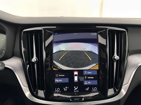 Volvo V60 2.0 D3 Momentum Aut. *PANO | HEAD-UP | LEATHER | FULL-LED | KEYLESS | BLINDSPOT | CAMERA | DAB | DIGI-COCKPIT | NAVI-FULLMAP | ECC | PDC | CRUISE | 17''ALU | TOWBAR*