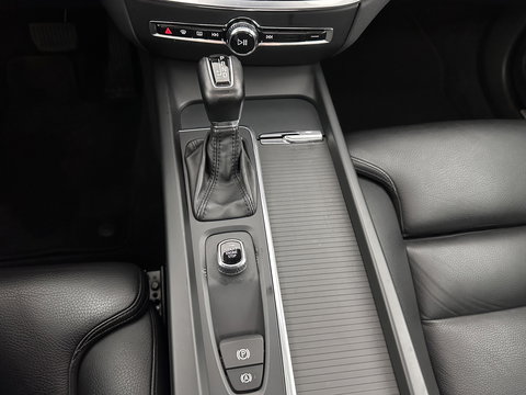 Volvo V60 2.0 D3 Momentum Aut. *PANO | HEAD-UP | LEATHER | FULL-LED | KEYLESS | BLINDSPOT | CAMERA | DAB | DIGI-COCKPIT | NAVI-FULLMAP | ECC | PDC | CRUISE | 17''ALU | TOWBAR*