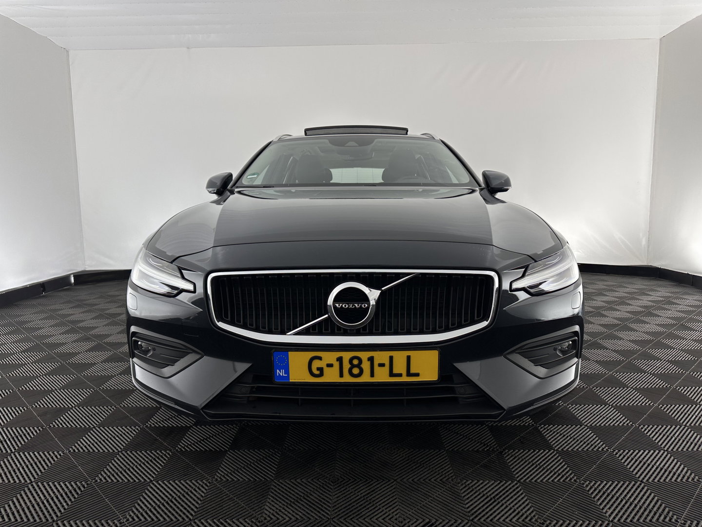 Volvo V60 2.0 D3 Momentum Aut. *PANO | HEAD-UP | LEATHER | FULL-LED | KEYLESS | BLINDSPOT | CAMERA | DAB | DIGI-COCKPIT | NAVI-FULLMAP | ECC | PDC | CRUISE | 17''ALU | TOWBAR*