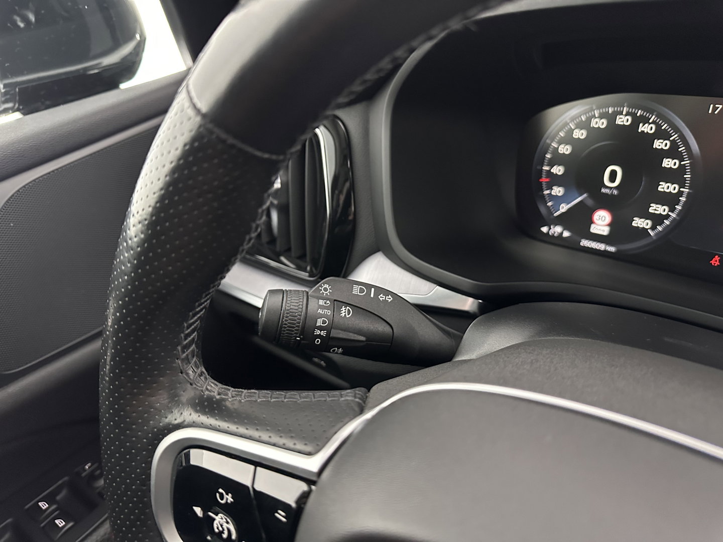 Volvo V60 2.0 D3 Momentum Aut. *PANO | HEAD-UP | LEATHER | FULL-LED | KEYLESS | BLINDSPOT | CAMERA | DAB | DIGI-COCKPIT | NAVI-FULLMAP | ECC | PDC | CRUISE | 17''ALU | TOWBAR*