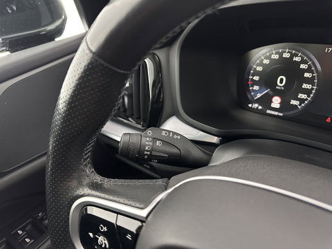 Volvo V60 2.0 D3 Momentum Aut. *PANO | HEAD-UP | LEATHER | FULL-LED | KEYLESS | BLINDSPOT | CAMERA | DAB | DIGI-COCKPIT | NAVI-FULLMAP | ECC | PDC | CRUISE | 17''ALU | TOWBAR*