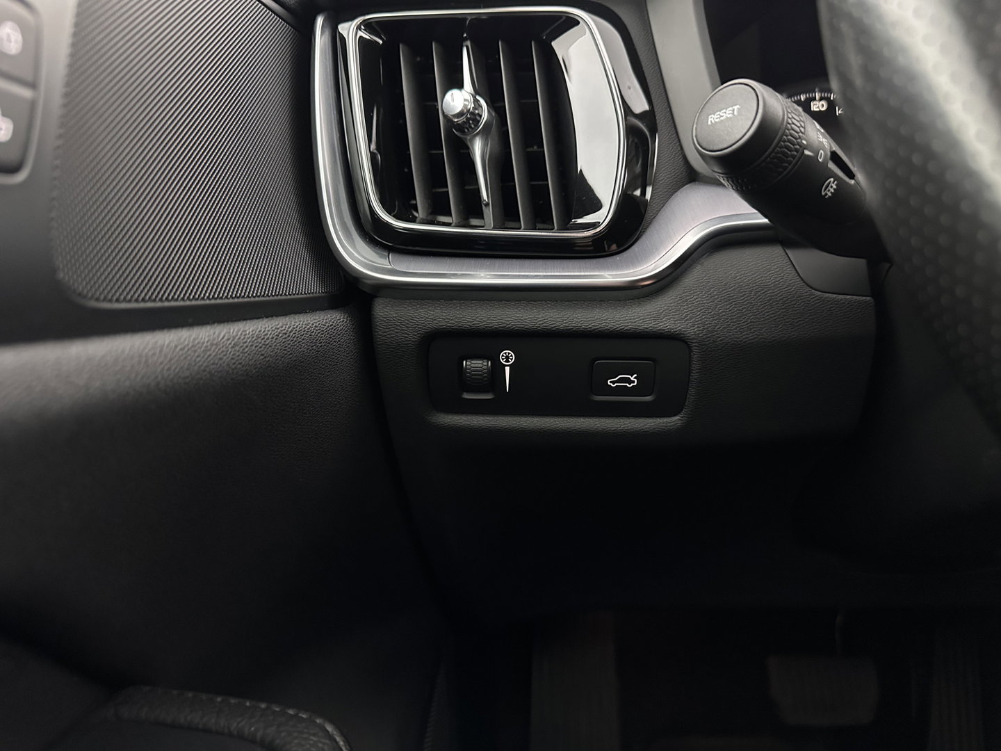 Volvo V60 2.0 D3 Momentum Aut. *PANO | HEAD-UP | LEATHER | FULL-LED | KEYLESS | BLINDSPOT | CAMERA | DAB | DIGI-COCKPIT | NAVI-FULLMAP | ECC | PDC | CRUISE | 17''ALU | TOWBAR*