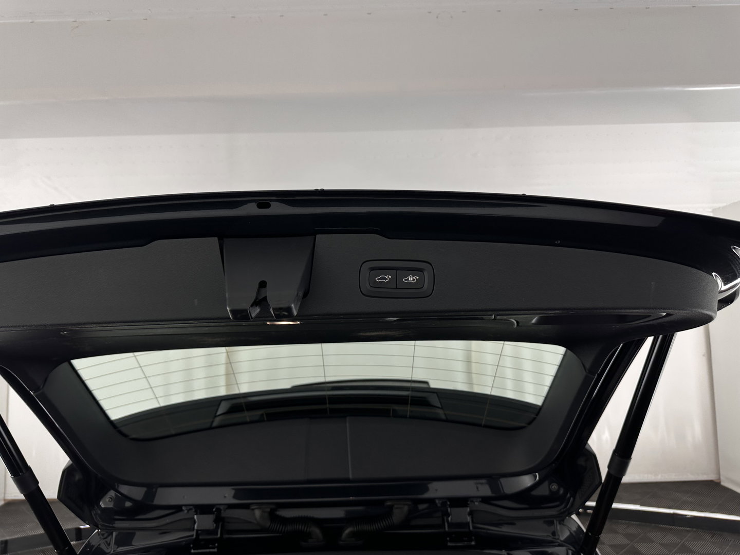 Volvo V60 2.0 D3 Momentum Aut. *PANO | HEAD-UP | LEATHER | FULL-LED | KEYLESS | BLINDSPOT | CAMERA | DAB | DIGI-COCKPIT | NAVI-FULLMAP | ECC | PDC | CRUISE | 17''ALU | TOWBAR*