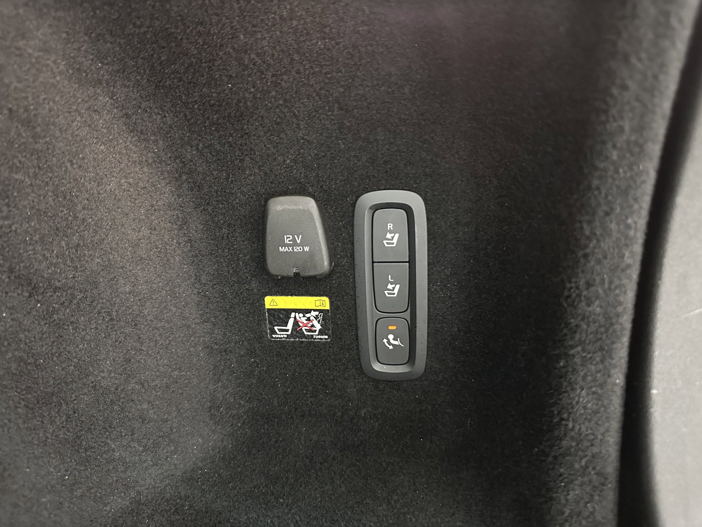 Volvo V60 2.0 D3 Momentum Aut. *PANO | HEAD-UP | LEATHER | FULL-LED | KEYLESS | BLINDSPOT | CAMERA | DAB | DIGI-COCKPIT | NAVI-FULLMAP | ECC | PDC | CRUISE | 17''ALU | TOWBAR*