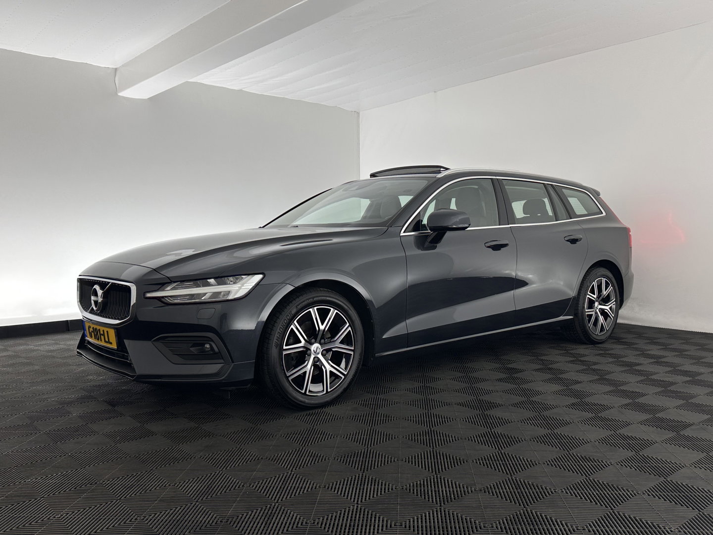 Volvo V60 2.0 D3 Momentum Aut. *PANO | HEAD-UP | LEATHER | FULL-LED | KEYLESS | BLINDSPOT | CAMERA | DAB | DIGI-COCKPIT | NAVI-FULLMAP | ECC | PDC | CRUISE | 17''ALU | TOWBAR*