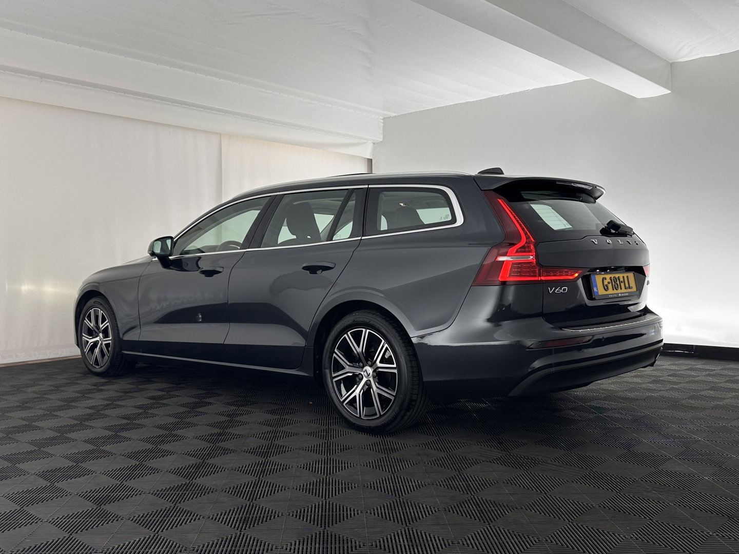 Volvo V60 2.0 D3 Momentum Aut. *PANO | HEAD-UP | LEATHER | FULL-LED | KEYLESS | BLINDSPOT | CAMERA | DAB | DIGI-COCKPIT | NAVI-FULLMAP | ECC | PDC | CRUISE | 17''ALU | TOWBAR*