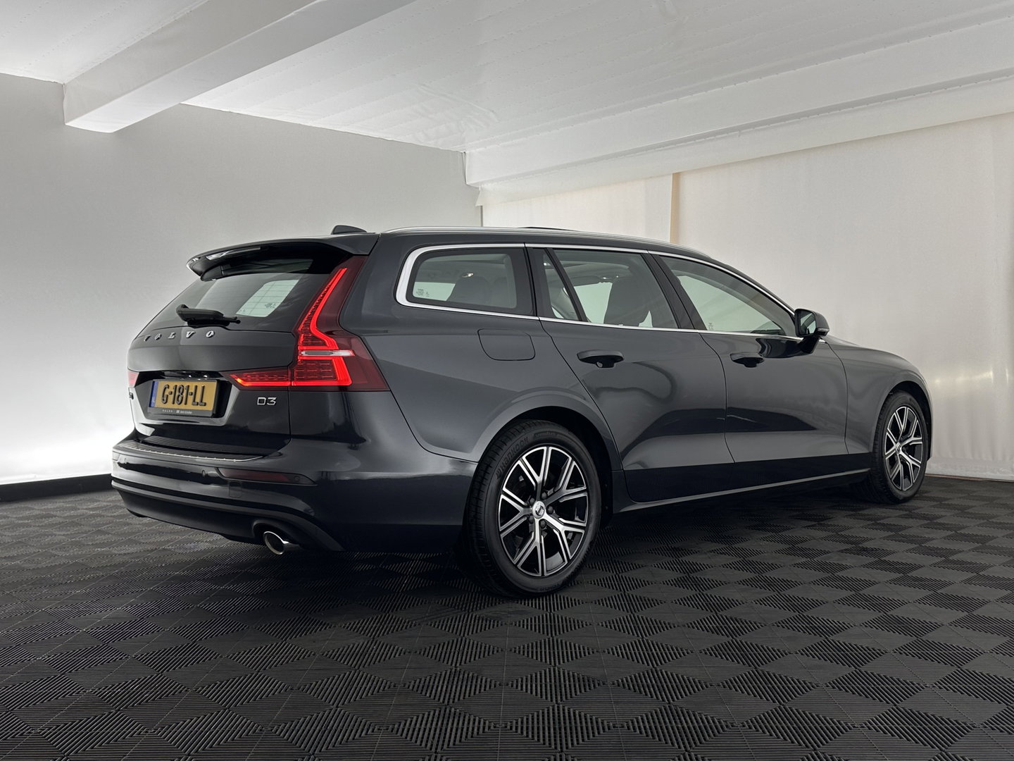 Volvo V60 2.0 D3 Momentum Aut. *PANO | HEAD-UP | LEATHER | FULL-LED | KEYLESS | BLINDSPOT | CAMERA | DAB | DIGI-COCKPIT | NAVI-FULLMAP | ECC | PDC | CRUISE | 17''ALU | TOWBAR*