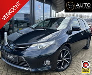 Toyota Auris - Touring Sports 1.8 Hybrid Executive | BOMVOL | PANO | Volledige Onderhoudshistorie | 2e Eigenaar | Nette Staat | NL AUTO | Achteruitrijcamera | Trekhaak | Stoelverwarming | Keyless Entry | Climate Control | Parkeersensoren | 3 Sleutels |