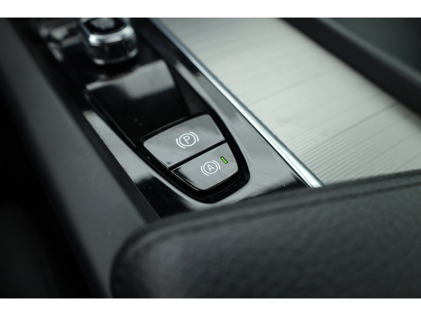 Volvo XC60 2.0 T6 Plug-in hybrid AWD Inscription Exclusive | Google | Luchtvering | Trekhaak | Head-up | H&K Audio | Pano-dak |