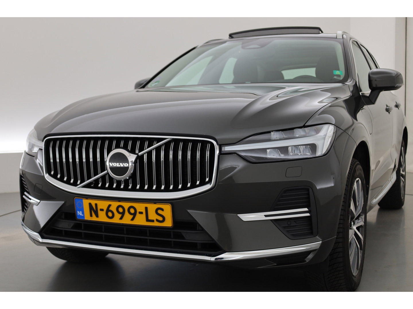 Volvo XC60 2.0 T6 Plug-in hybrid AWD Inscription Exclusive | Google | Luchtvering | Trekhaak | Head-up | H&K Audio | Pano-dak |