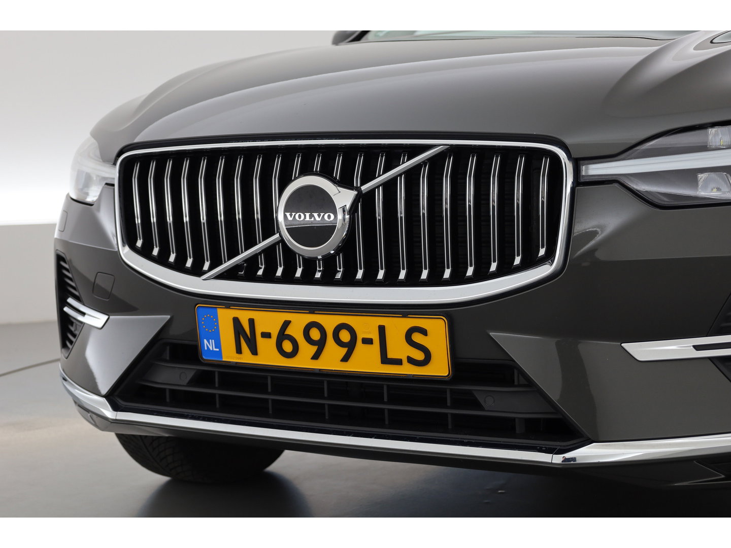 Volvo XC60 2.0 T6 Plug-in hybrid AWD Inscription Exclusive | Google | Luchtvering | Trekhaak | Head-up | H&K Audio | Pano-dak |
