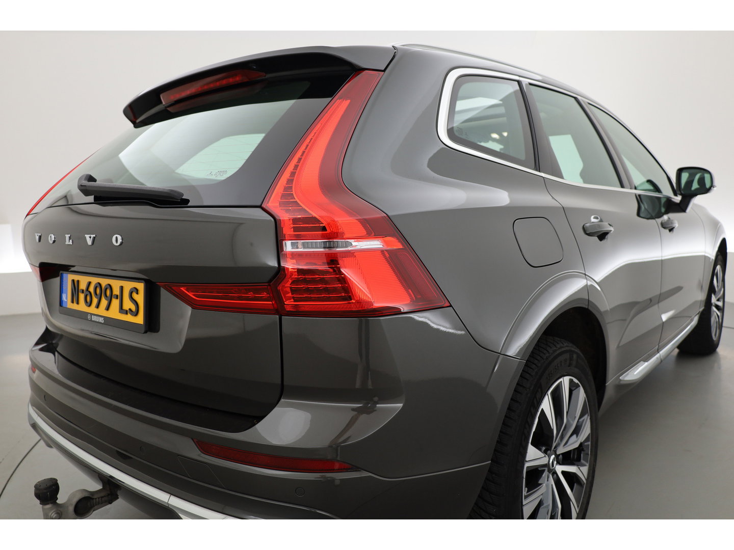 Volvo XC60 2.0 T6 Plug-in hybrid AWD Inscription Exclusive | Google | Luchtvering | Trekhaak | Head-up | H&K Audio | Pano-dak |