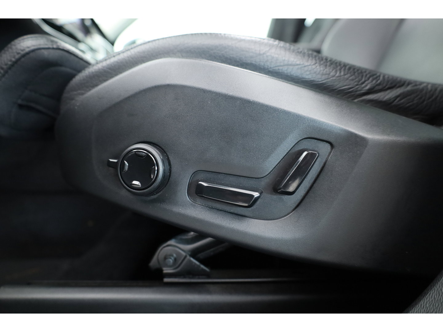 Volvo XC60 2.0 T6 Plug-in hybrid AWD Inscription Exclusive | Google | Luchtvering | Trekhaak | Head-up | H&K Audio | Pano-dak |