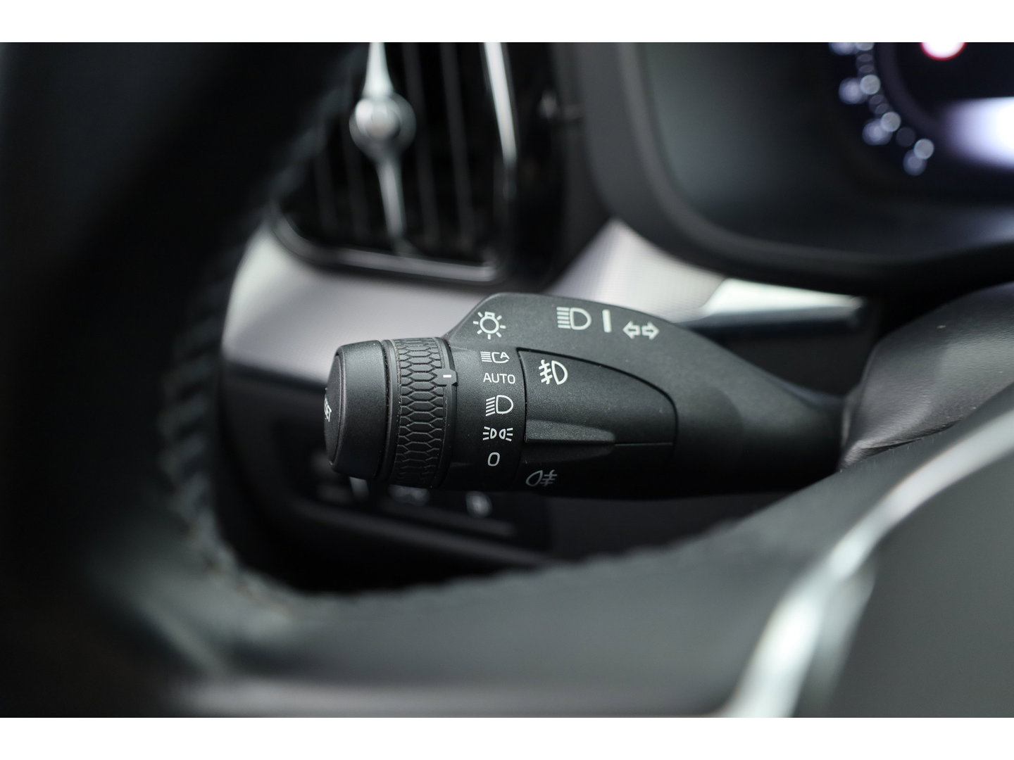 Volvo XC60 2.0 T6 Plug-in hybrid AWD Inscription Exclusive | Google | Luchtvering | Trekhaak | Head-up | H&K Audio | Pano-dak |